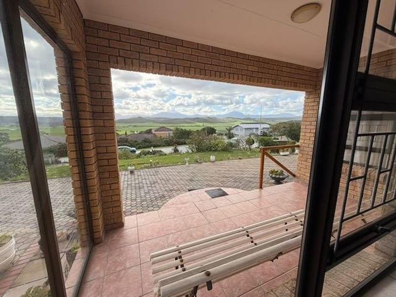 Elevated Family Living with Mountain Views, Space and Practical Backup Features - Photo 5