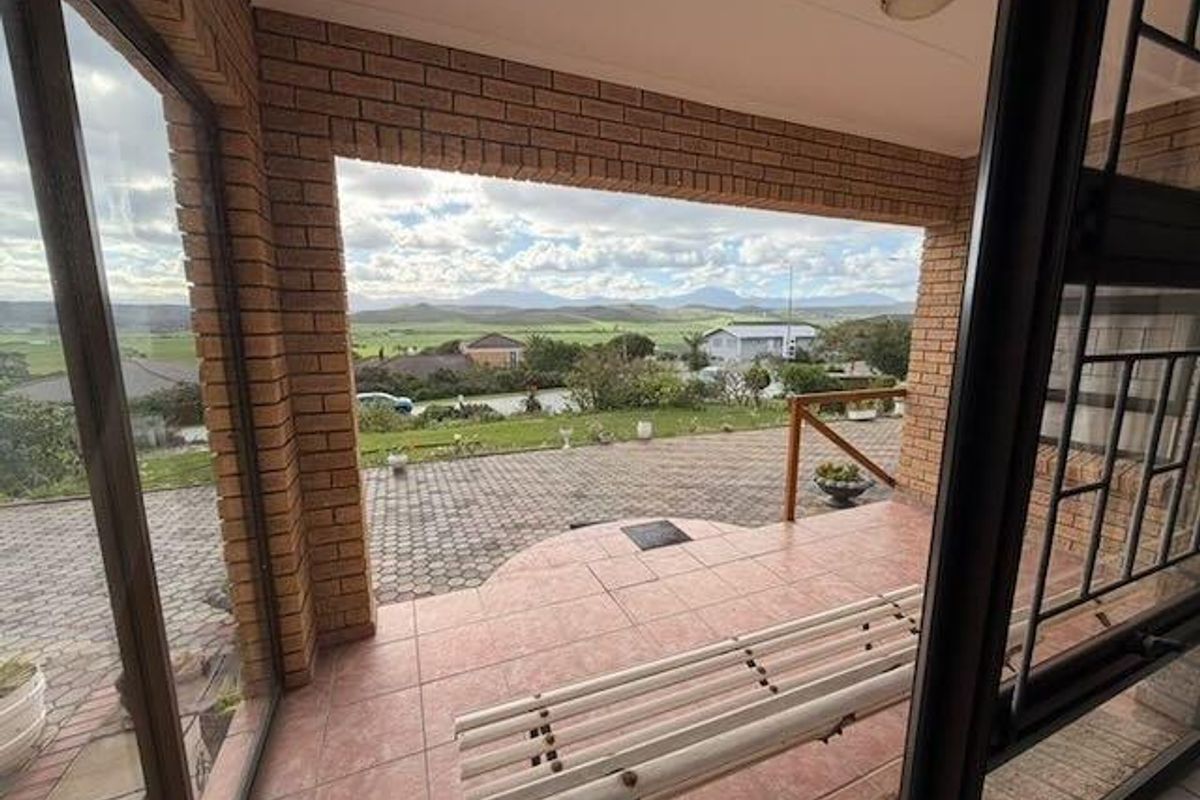 Elevated Family Living with Mountain Views, Space and Practical Backup Features - Photo 5
