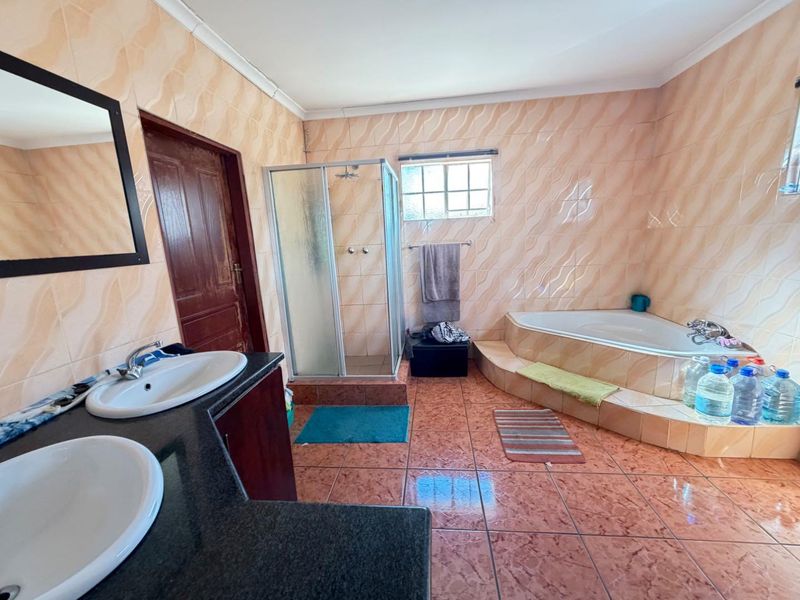 Spacious 5-Bed Family Home in Desirable Mackenzie Park - Photo 9