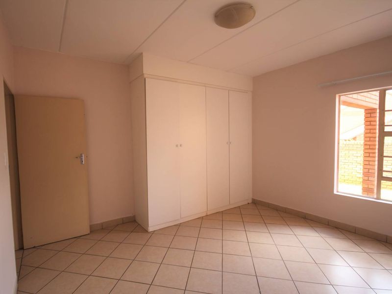 Load-Shedding Free Living - The Ideal Lock-Up-and-Go Home! - Photo 9