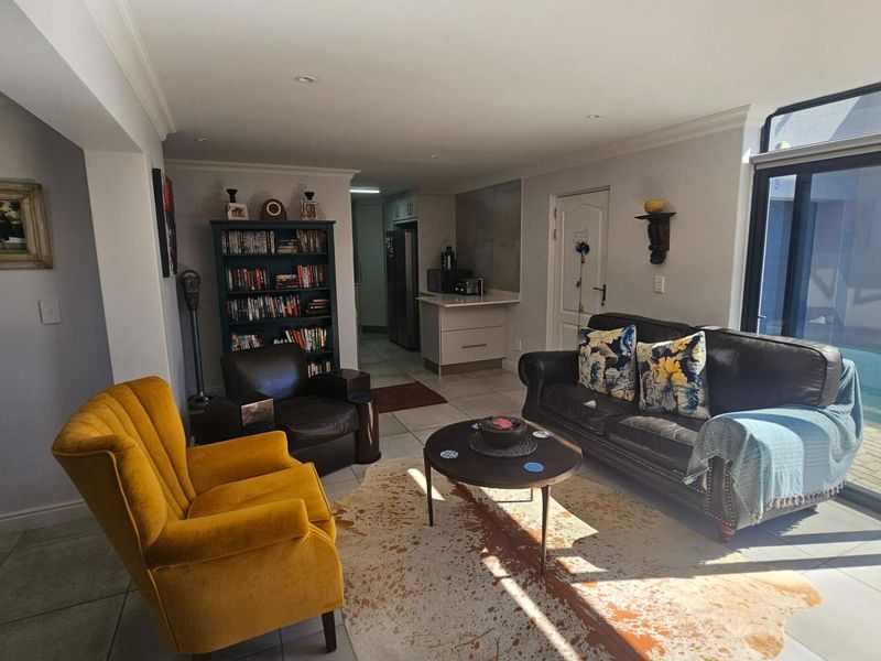 Spacious 2-bedroom haven: Perfect for retirees & holidaymakers - Photo 3