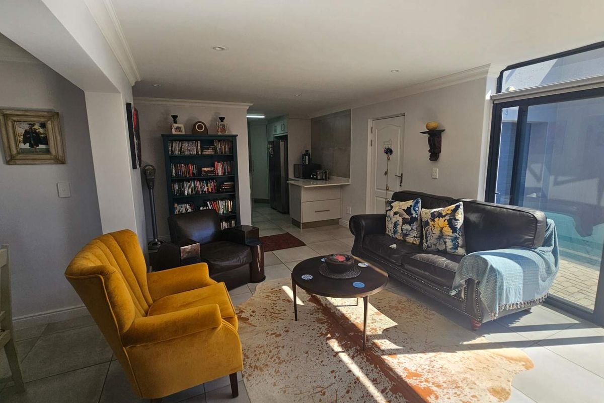 Spacious 2-bedroom haven: Perfect for retirees & holidaymakers - Photo 3