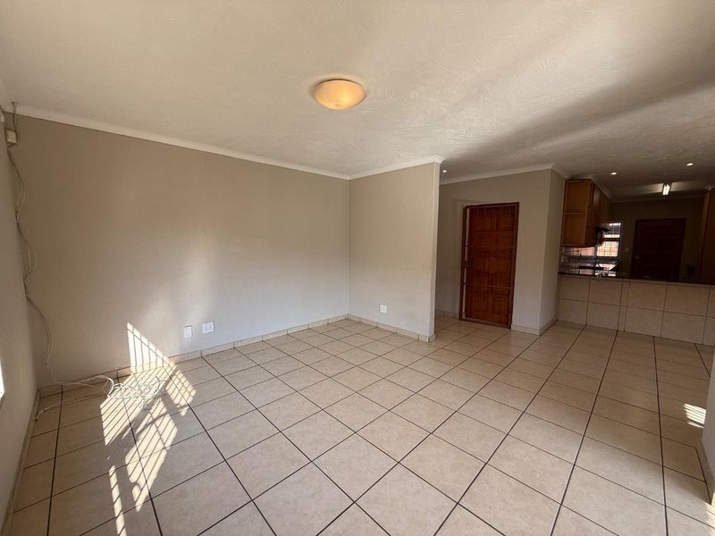 Perfect Lock-Up-and-Go Living in a Beautiful 3-Bedroom Simplex - Photo 4
