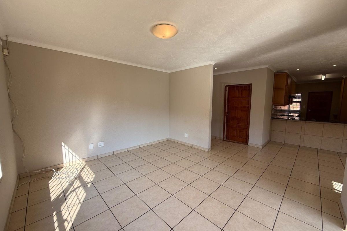 Perfect Lock-Up-and-Go Living in a Beautiful 3-Bedroom Simplex - Photo 4