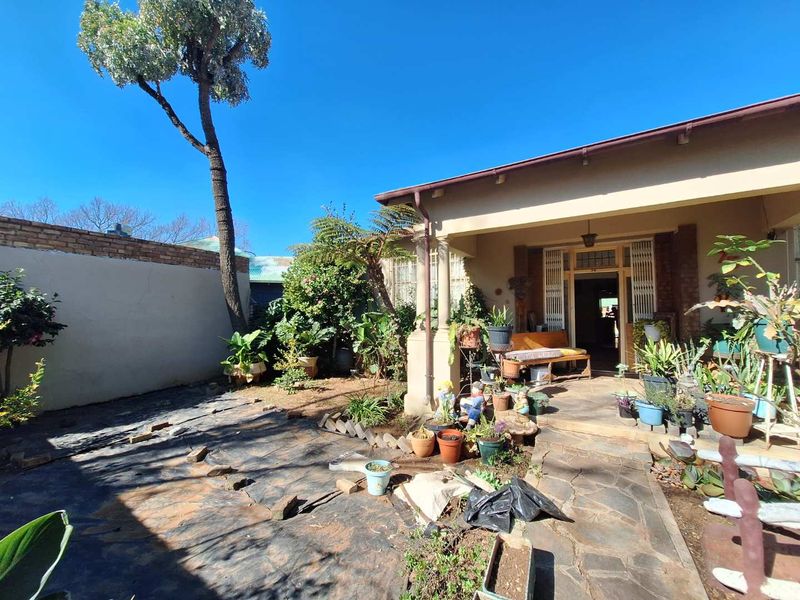 Bright, Spacious Living with Bonus Outbuildings & Garages in Boksburg North - Photo 2