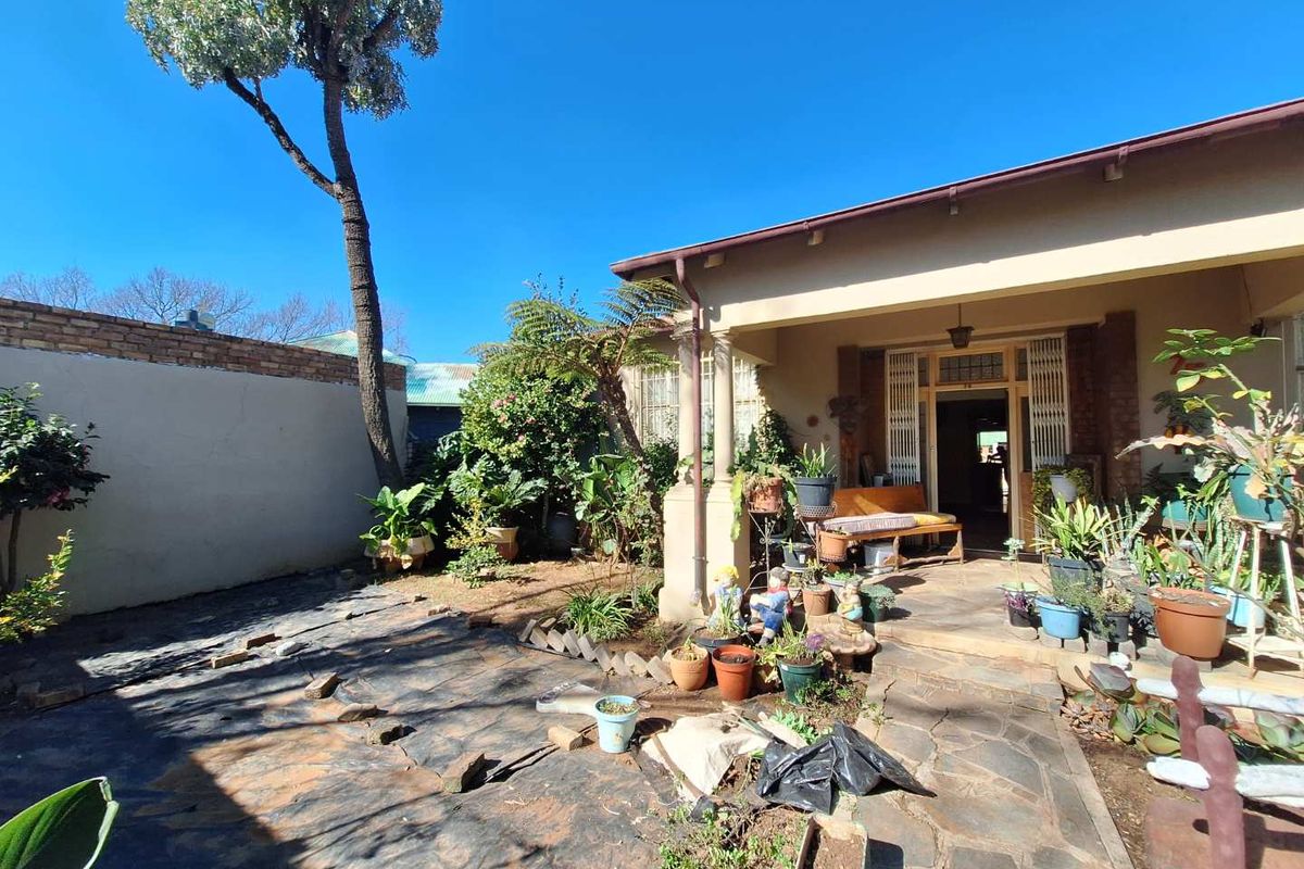 Bright, Spacious Living with Bonus Outbuildings & Garages in Boksburg North - Photo 2