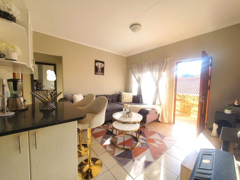 Investor's dream, sunlit 2-bed 2 bath in Vukani complex! - Photo 5