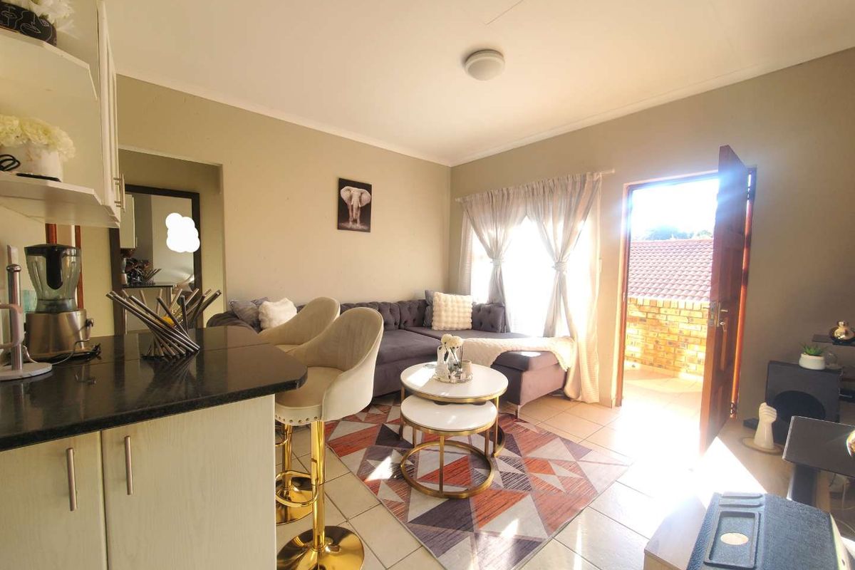 Investor's dream, sunlit 2-bed 2 bath in Vukani complex! - Photo 5