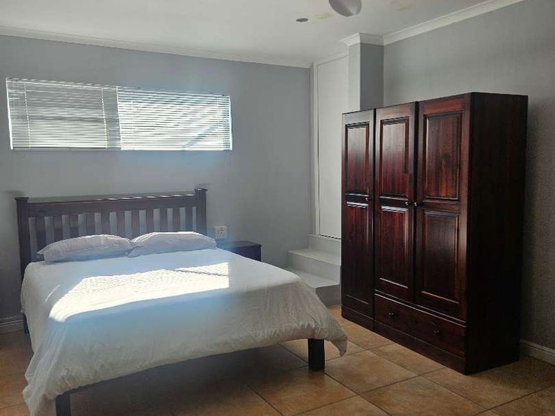 7 Bedroom 5 Bathroom House near the sea in Pringle Bay - Photo 8