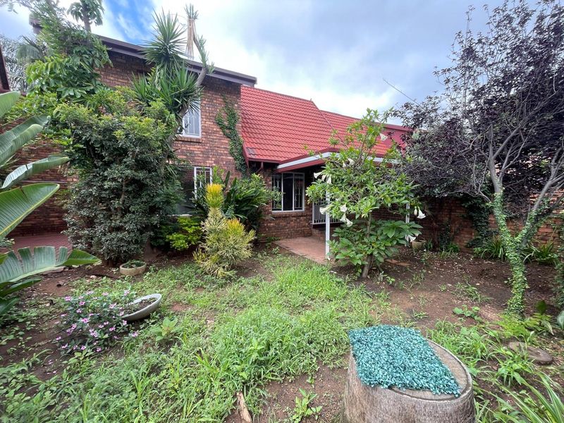 Come and view this attractive unit. - Photo 2