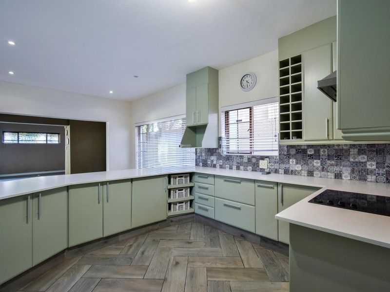 Modern, Three bedroom duet with neat finishes in security estate - Moreleta Park - Photo 3