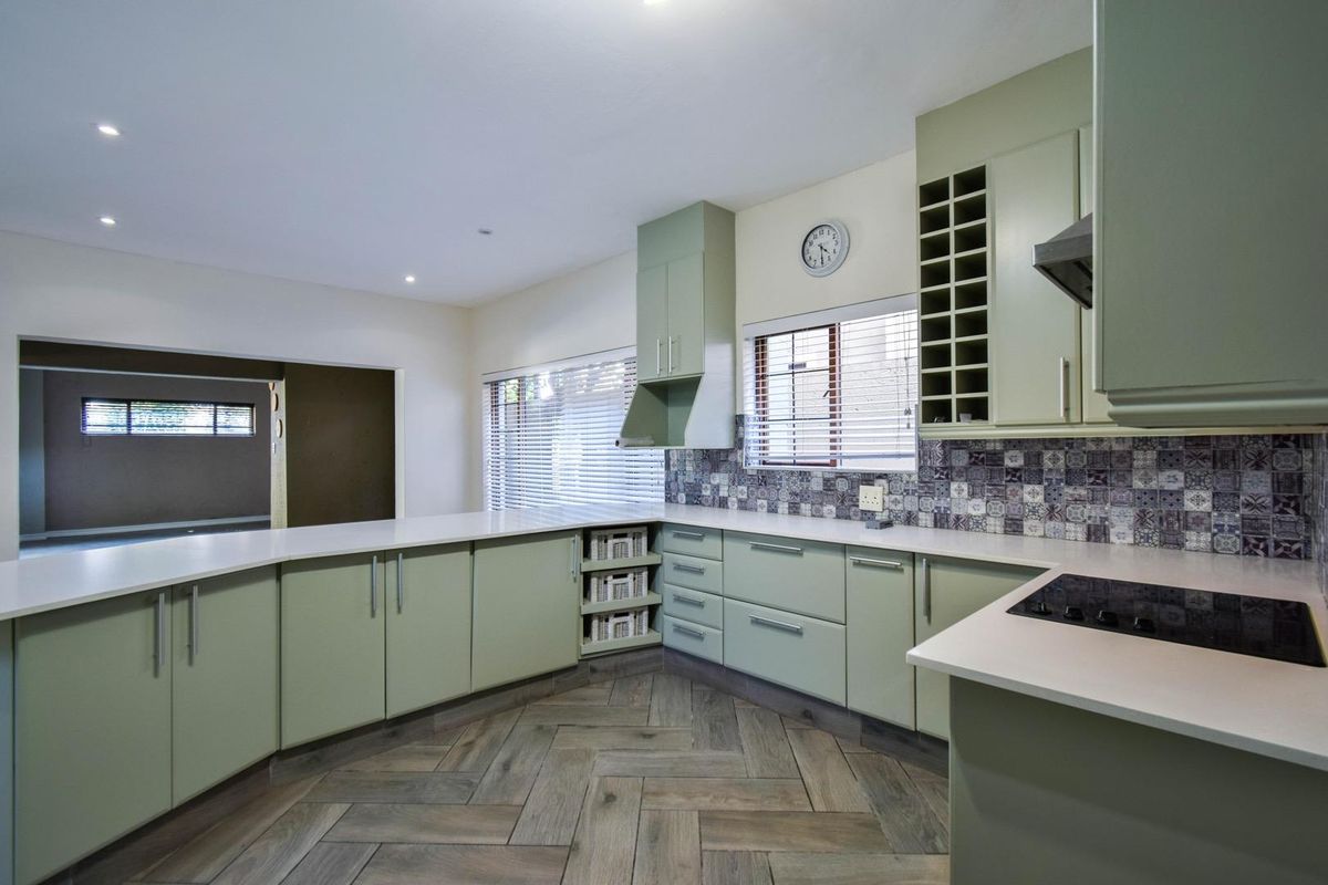 Modern, Three bedroom duet with neat finishes in security estate - Moreleta Park - Photo 3