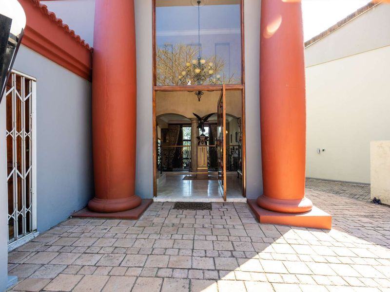 AN EXCEPTIONAL CONTEMPORARY MASTERPIECE OVERLOOKING THE LAKE & GOLF COURSE - Photo 5