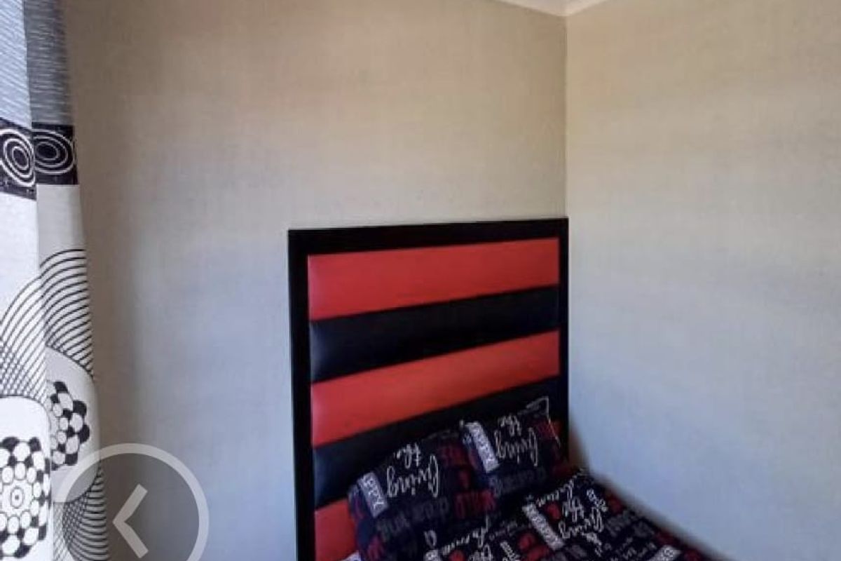 A compact bedroom featuring neutral wall finishes and standard ceiling cornicing.