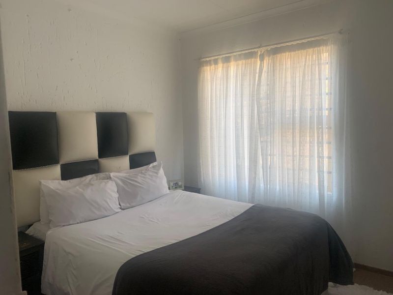 Secured 2 bedroom apartment in a complex - Photo 10