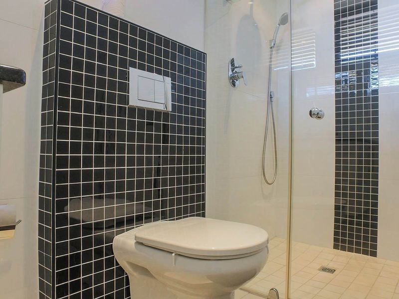 Beautiful family home with flatlet in Baronetcy Estate, Plattekloof. - Photo 8