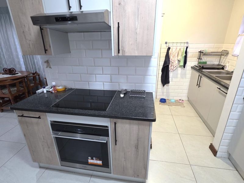 Neat 3 Bedroom Family Home in Gateway Manor - Photo 8