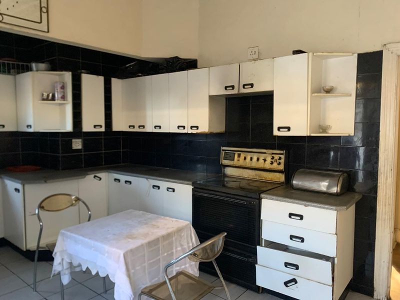 **Spacious 4-Bedroom House for Sale with Rental Income Potential** - Photo 4