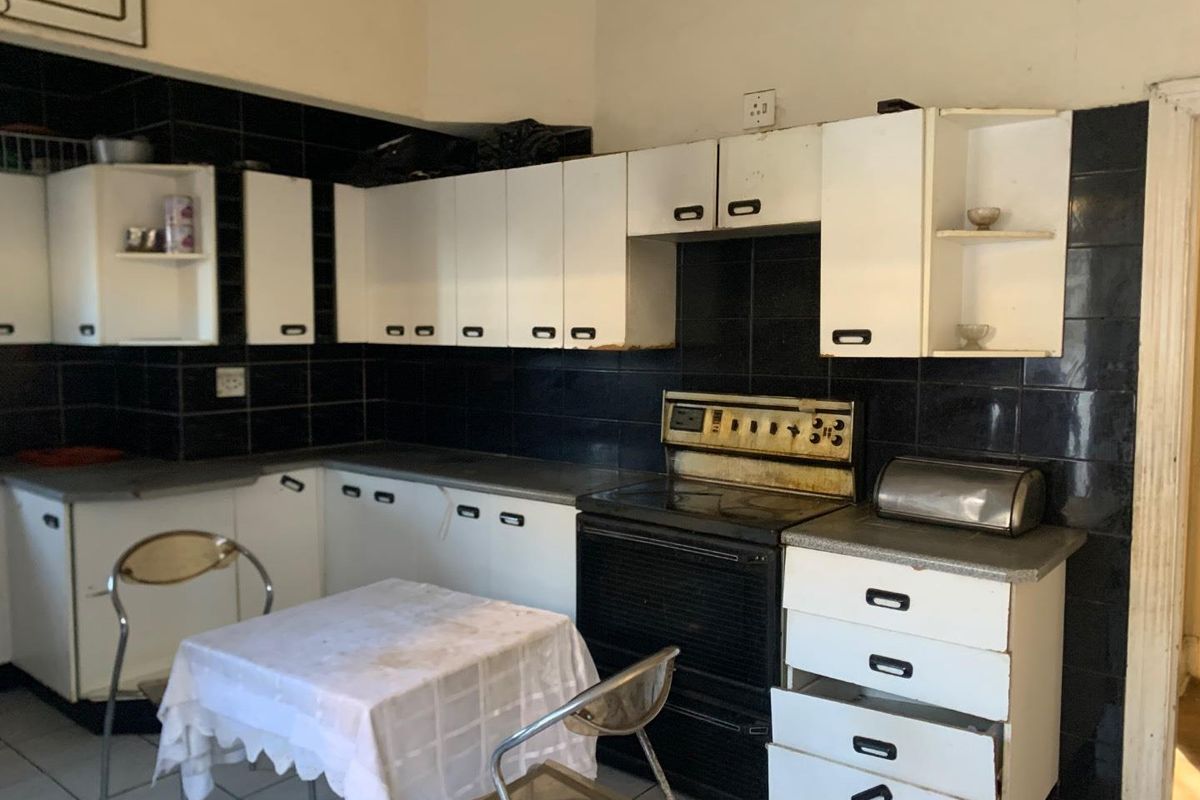 **Spacious 4-Bedroom House for Sale with Rental Income Potential** - Photo 4