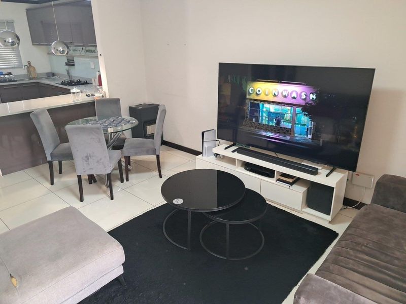 Modern 2-Bedroom Apartment in Secure Carlswald Complex with Balcony. - Photo 4