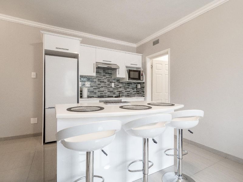 Fully Renovated 2-Bedroom, 2-Bathroom Apartment!! - Photo 3