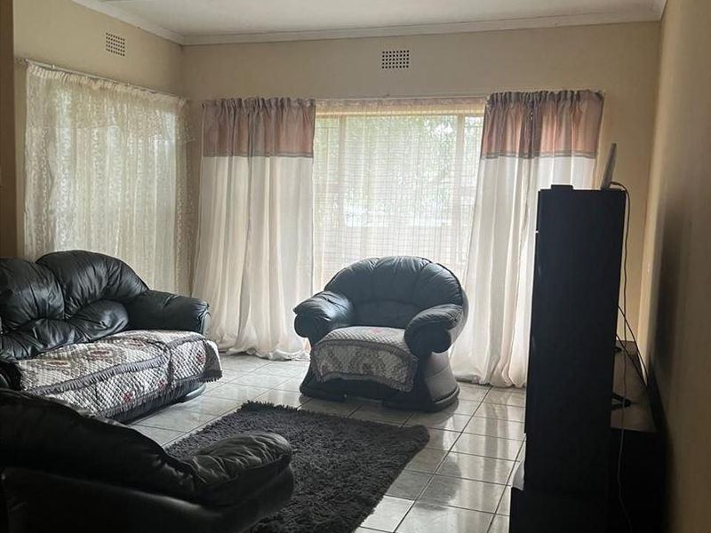 Large family home in an enclosed area - Photo 3