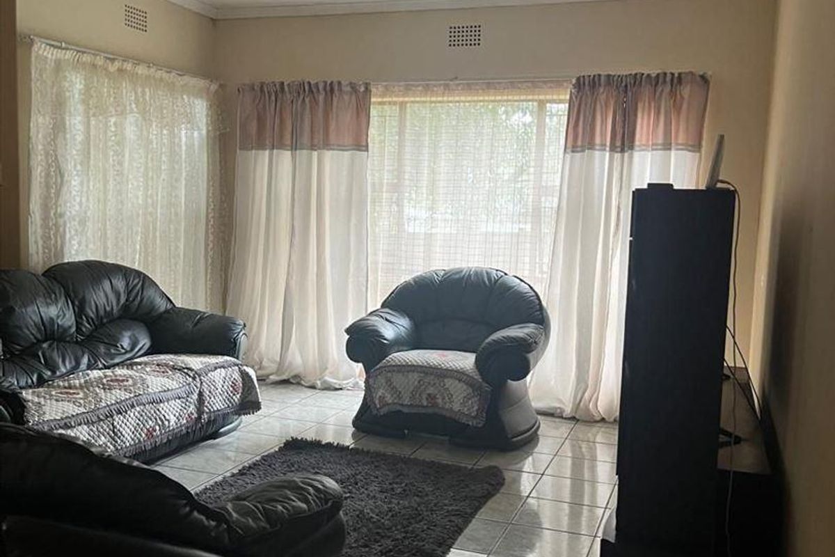 Large family home in an enclosed area - Photo 3