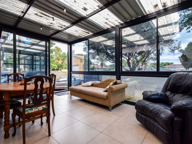 Sleek, modern duet with fine finishes - Garsfontein - Photo 5