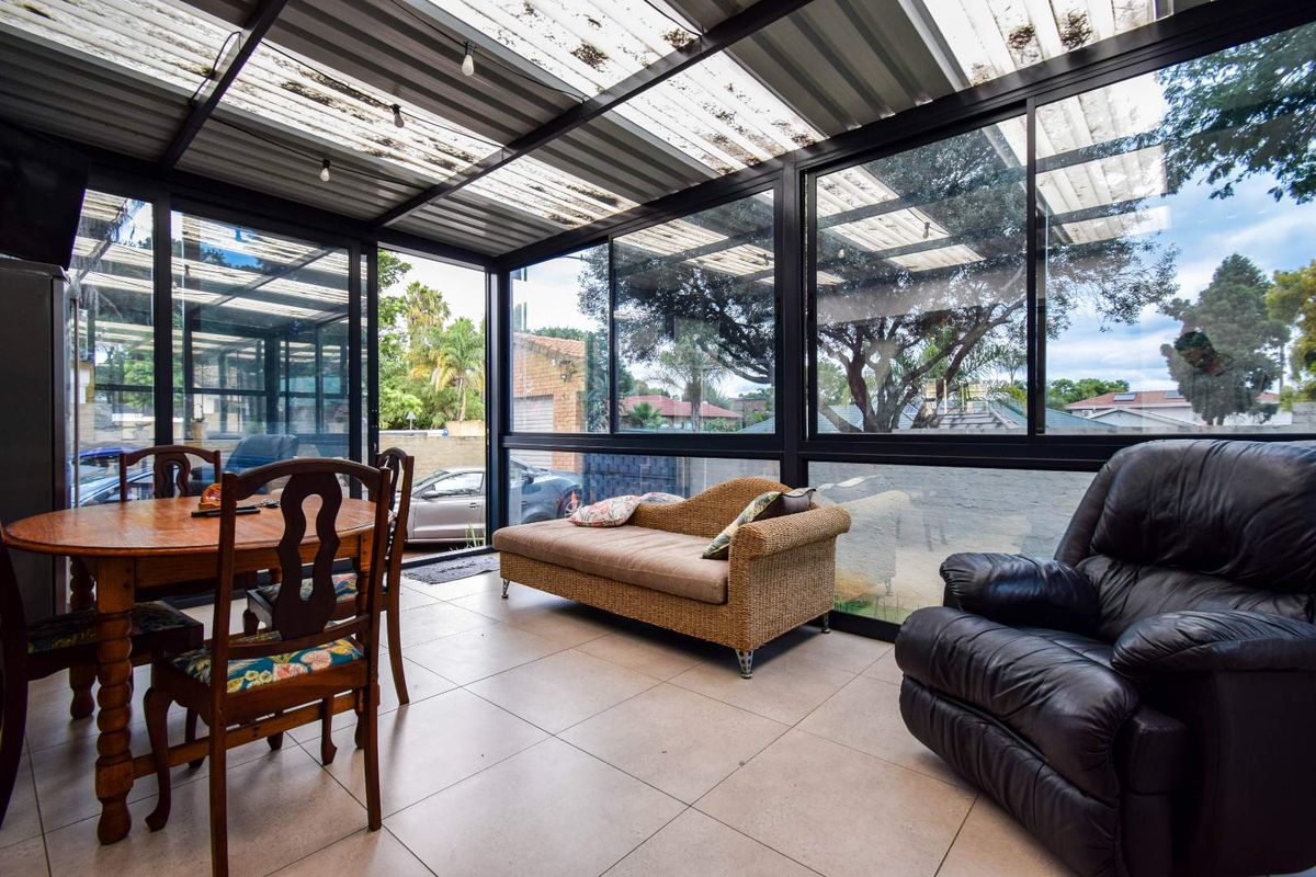 Sleek, modern duet with fine finishes - Garsfontein - Photo 5