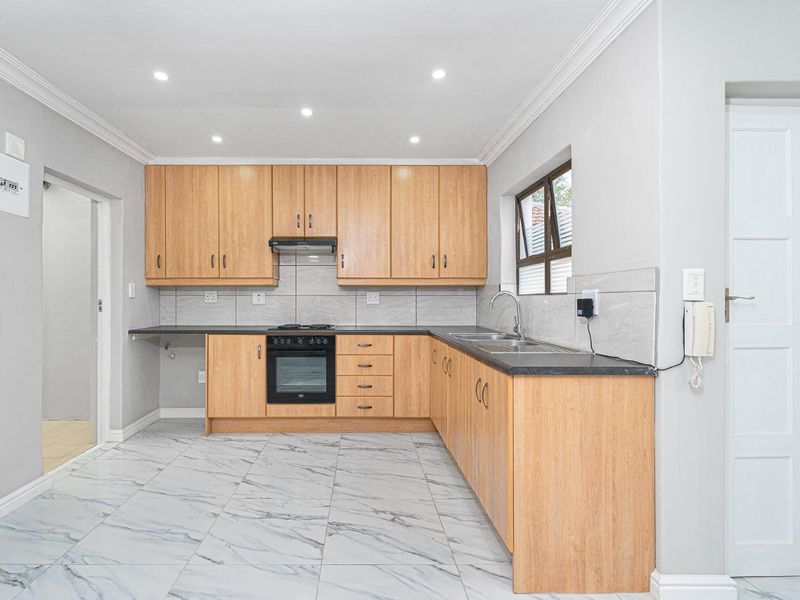 Beautiful, Immaculate 3-Bedroom Home in Prime, Sought-After Location - Photo 9