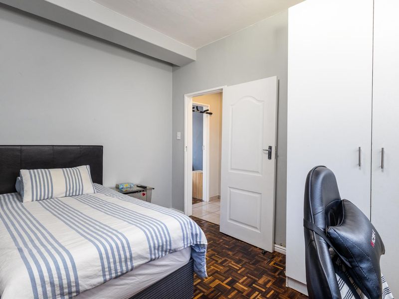 Light-Filled, Move-In Ready Apartment with Modern Finishes - Photo 7