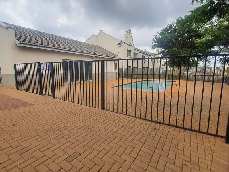 **Charming 3-Bedroom Apartment in Prestigious Golf Estate, North Pretoria** - Photo 3