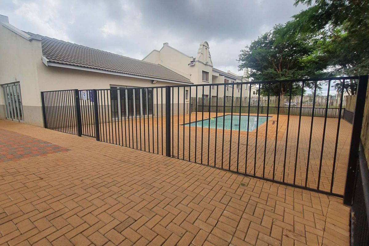 **Charming 3-Bedroom Apartment in Prestigious Golf Estate, North Pretoria** - Photo 3