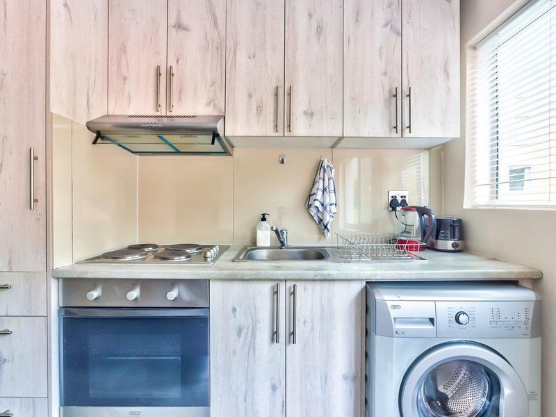 Renovated top floor apartment with stunning Table Mountain views - Airbnb Friendly! - Photo 7