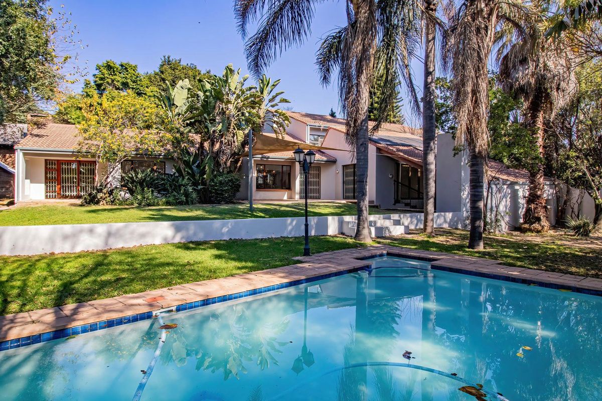 Magnificent 5 Bedroom Family Home with Bar and Exceptional Entertainment Areas in Fairland - Photo 4
