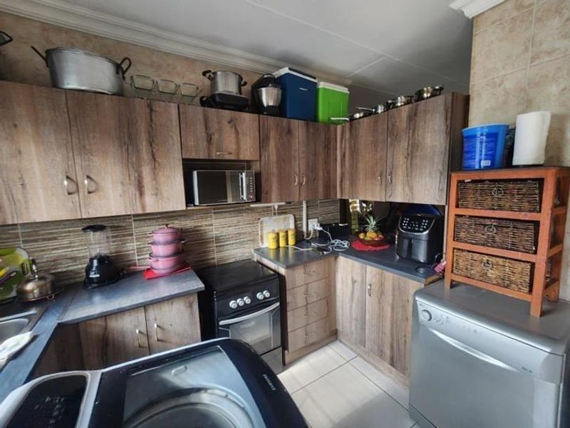 Upstairs 3 bedroom townhouse for Sale - Photo 4