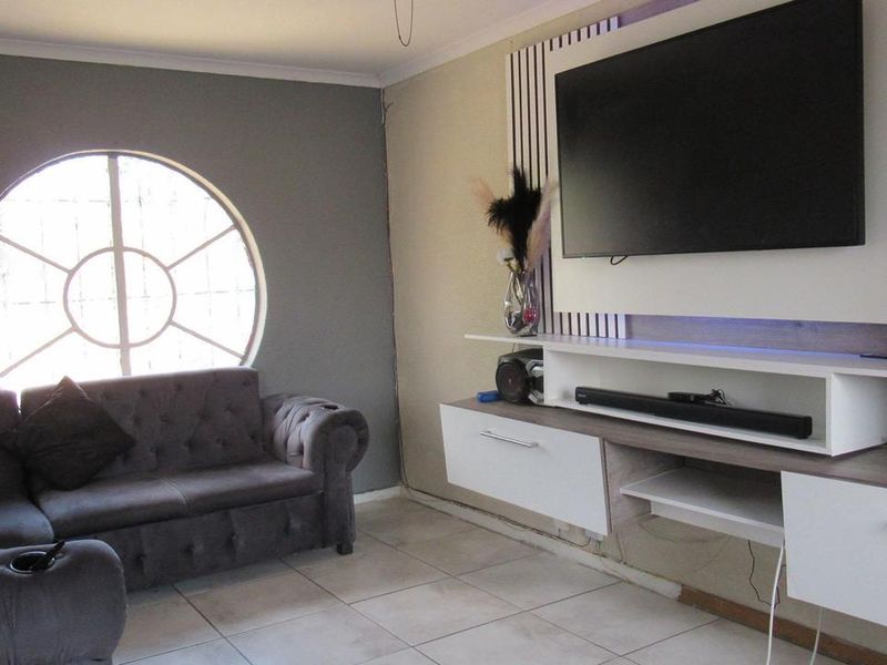 3 Bedroom House for sale in Elandspark - Photo 4