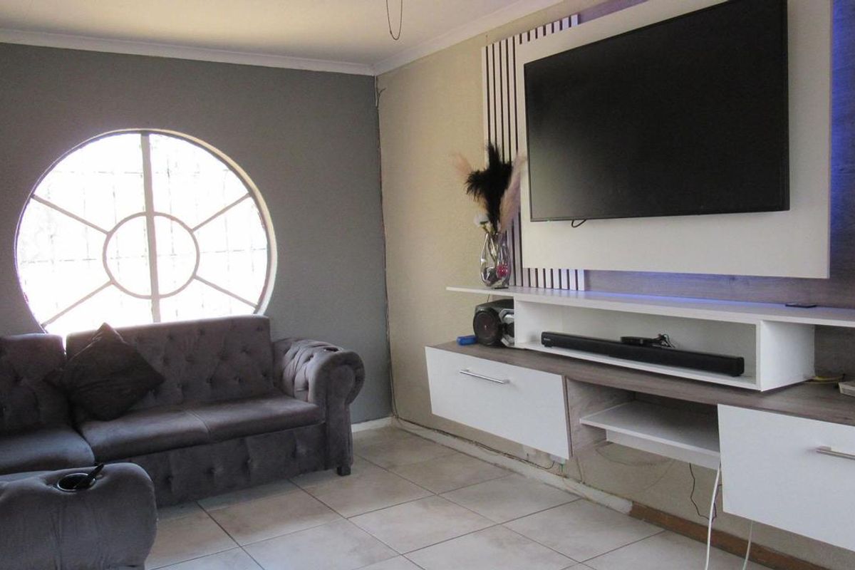 3 Bedroom House for sale in Elandspark - Photo 4