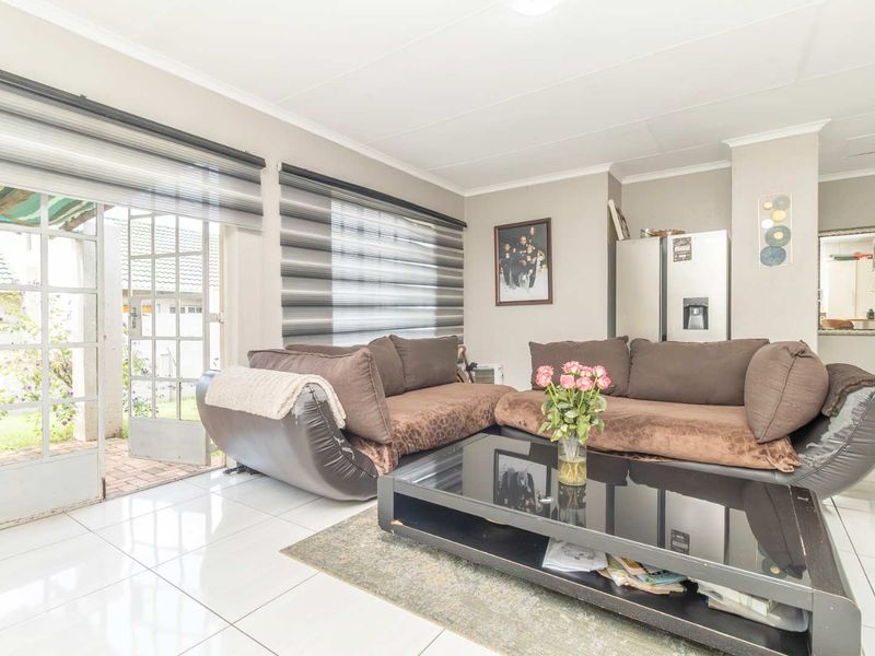 Live the Dream, Perfect Location and very sought after -Modern Family Home in upmarket Little Falls Awaits you. - Photo 9