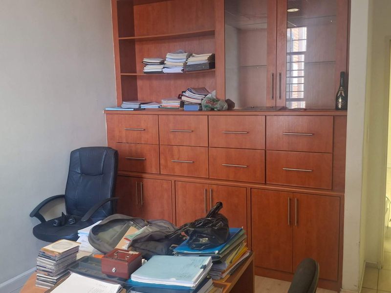 Southern Industrial A-Grade office to let - Photo 2