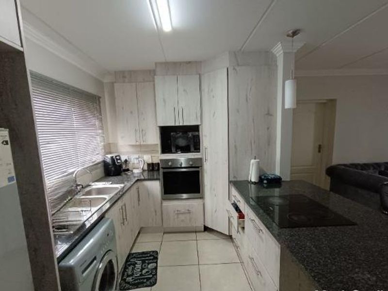 AMBERFIELD - THE HUTTON - 2 BEDROOMS - 2 BATHROOMS - Photo 4