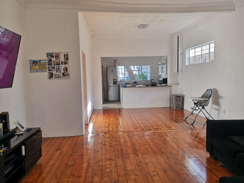 Spacious Family Home with Garden & Prime Location! - Photo 3