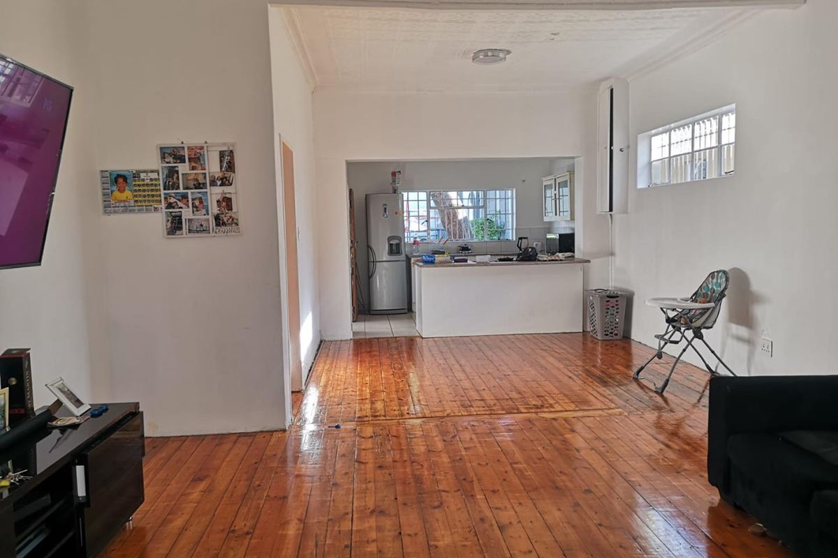 Spacious Family Home with Garden & Prime Location! - Photo 3