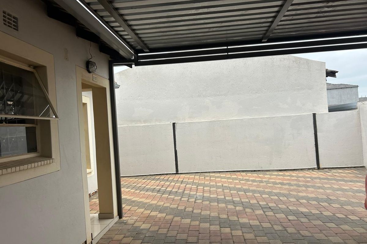 Clayville- R940 000 Neat Family Home - Photo 2