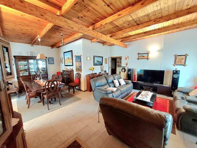 Spacious 3 Bedroom Home with Additional Flat - Photo 2