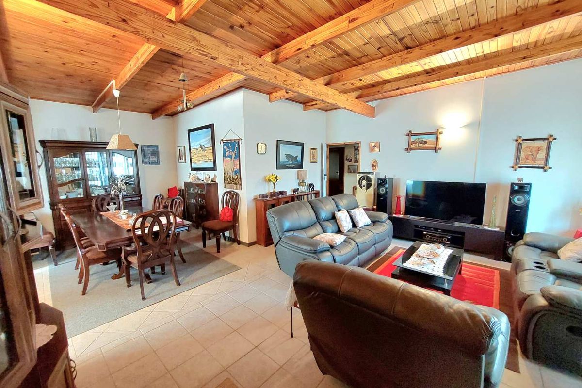 Spacious 3 Bedroom Home with Additional Flat - Photo 2