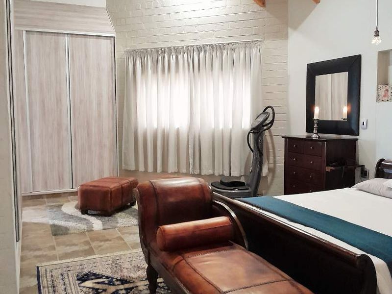 We offer this extraordinaire house for sale in Henties Bay. - Photo 3