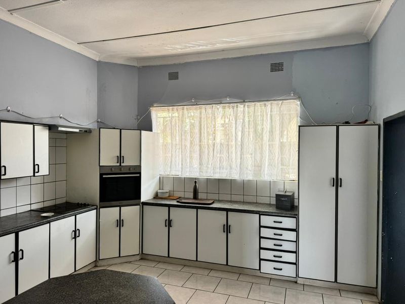 4 Bedrooms house for sale in Grootfontein, Situated in Town - Photo 4