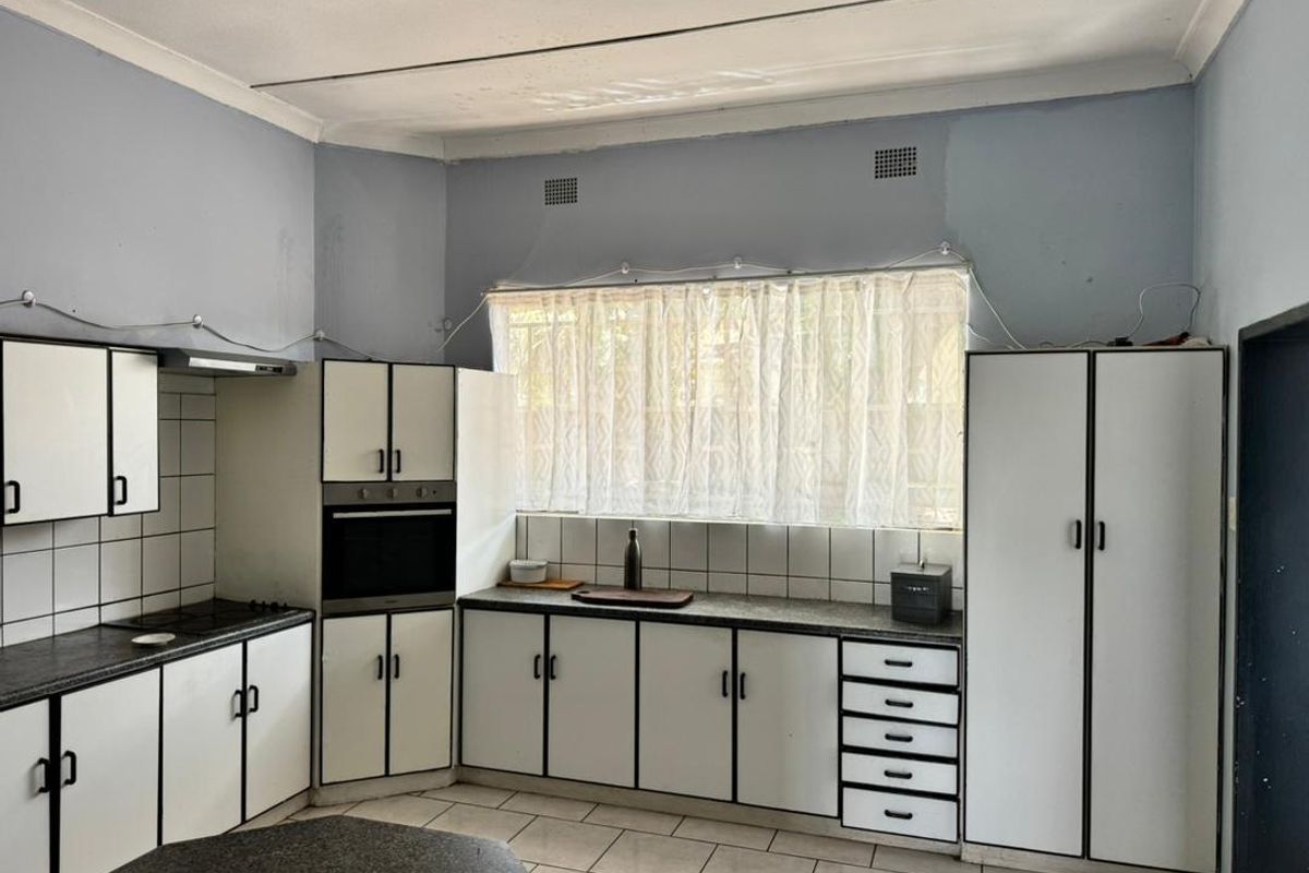 4 Bedrooms house for sale in Grootfontein, Situated in Town - Photo 4