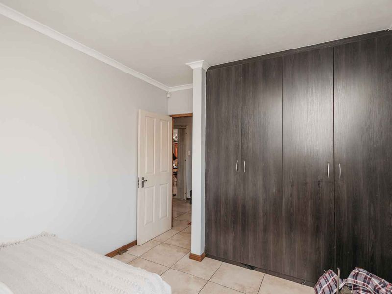 Beautiful 4-bedroom house with equestrian facilities on a smallholding to rent - Photo 6